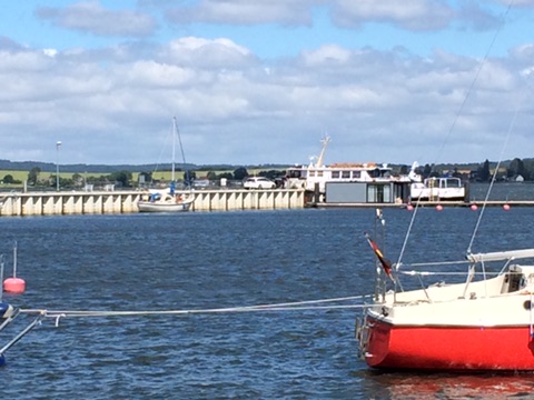 Kleine Segelboote vor einem Hafen an der Ostsee