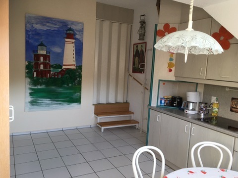 Küchenzeile und Essplatz in der Ferienwohnung