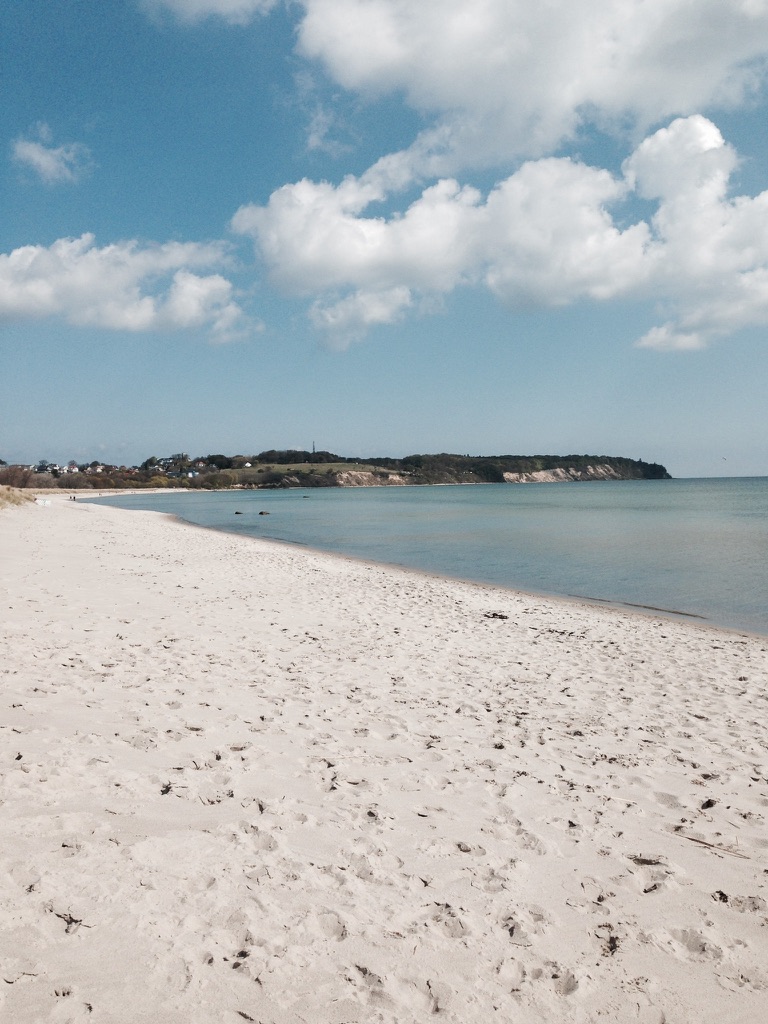 Heller Sandstrand und ruhige Ostsee in Lobbe
